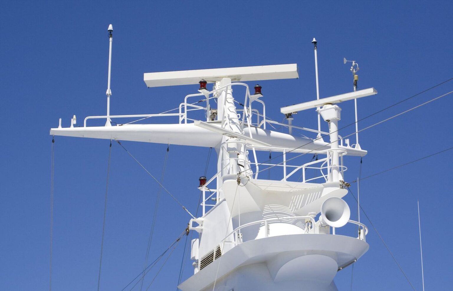 Укв на судах. Антенна морская радиолокация. Судовой морской радар (Radar). Антенна на корабле. Антенны на судне.